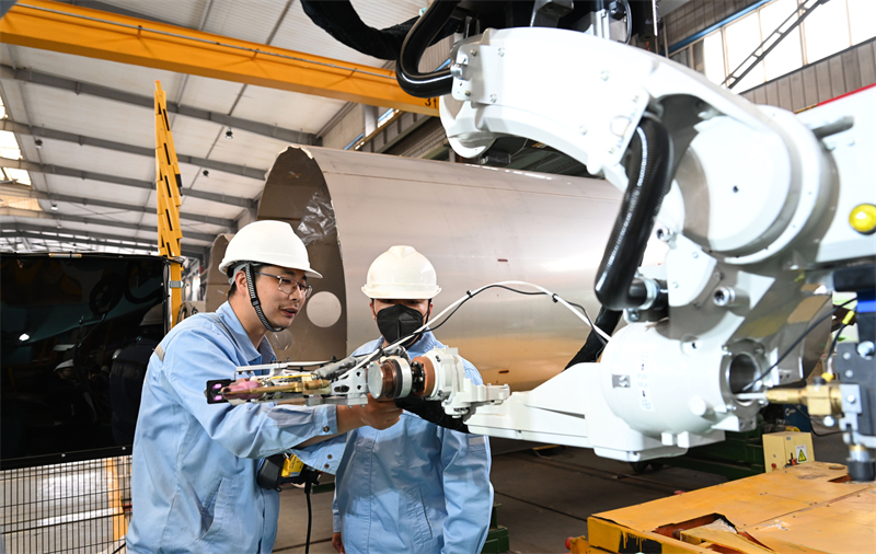 【学习强国】江苏南通：焊接机器人上岗 产线智能化升级